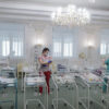 Döbbenetes képek: 51 kisbabát ápolnak egy ukrán szállodában – Béranyák szülték őket, de a külföldi anyák a járvány miatt nem tudnak értük menni